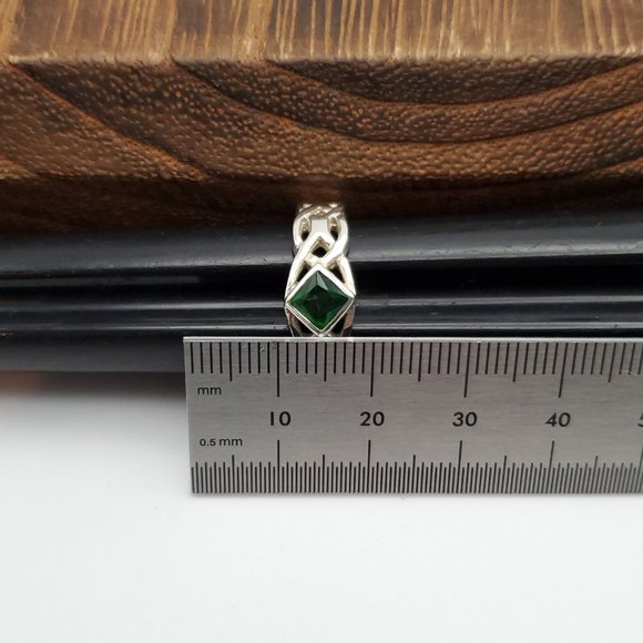 Size 7.75 925 Sterling Silver Celtic Style Green Glass Gem Ring - Picture 8 of 9